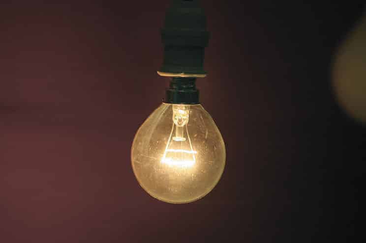 À espera de Bruxelas. Descida do IVA na luz pode só chegar em abril