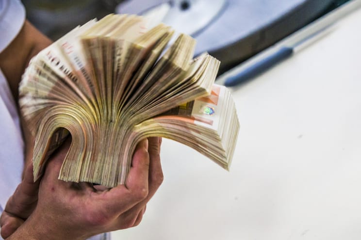 Fica mais caro aos comerciantes receber em dinheiro do que em cartões