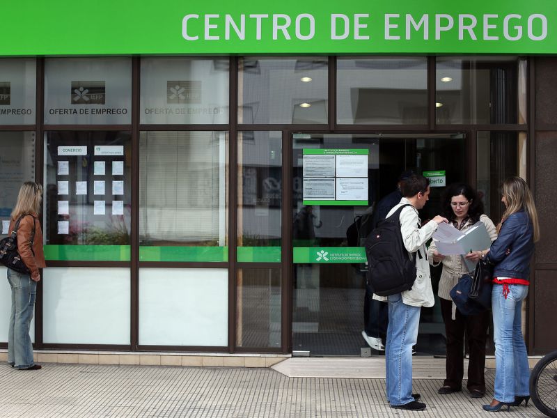 Número de desempregados no centros de emprego cai 15% em março