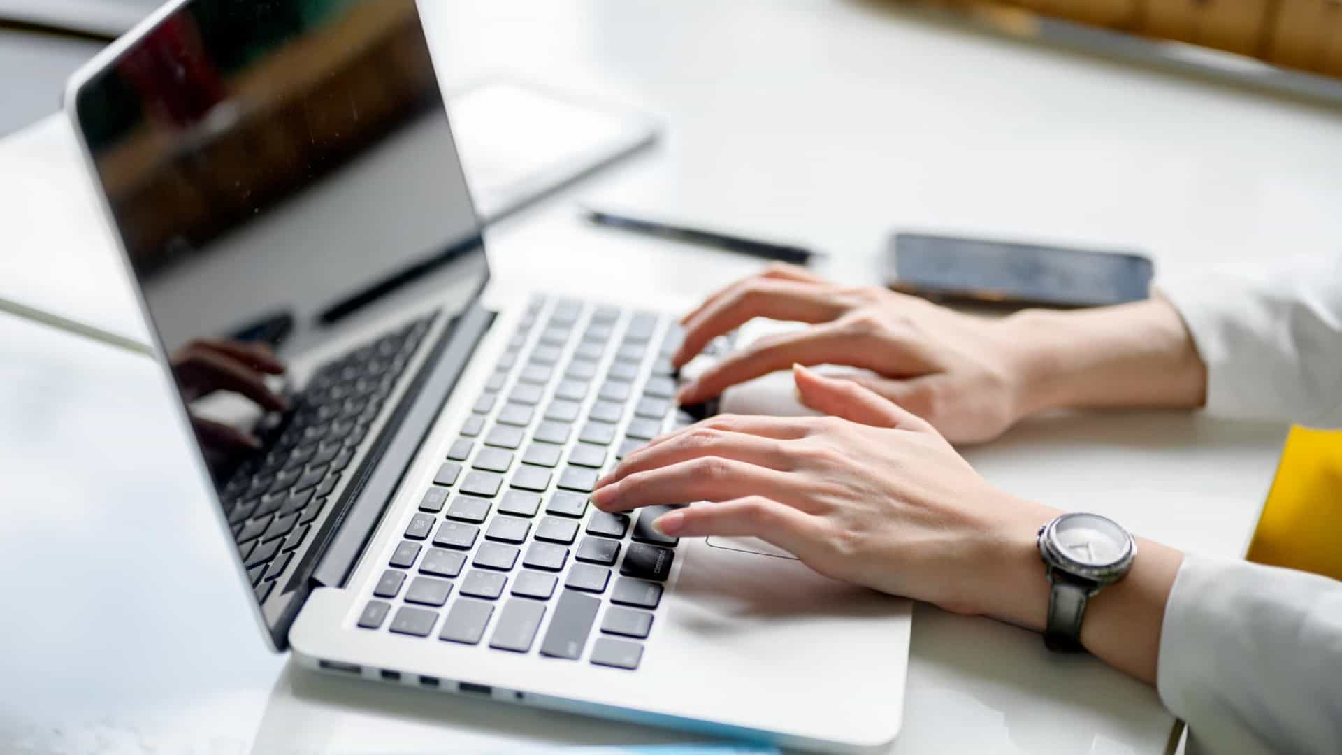 Ainda em teletrabalho? "Costas direitas, olhos à altura do ecrã"