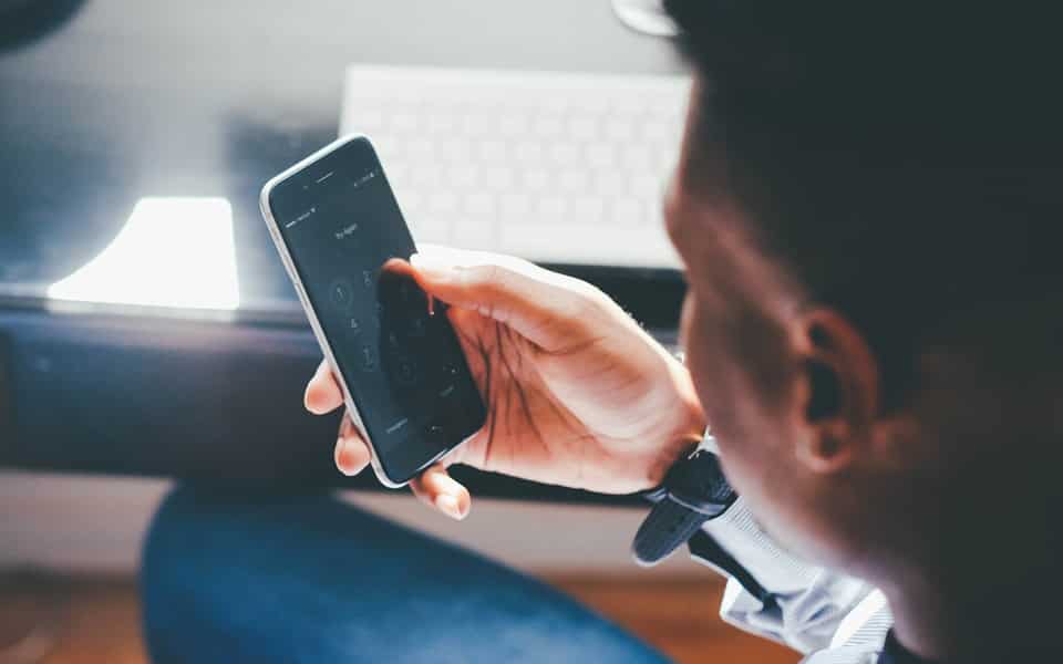 Reparar em vez de comprar: estender a vida útil do smartphone pode diminuir a pegada ecológica