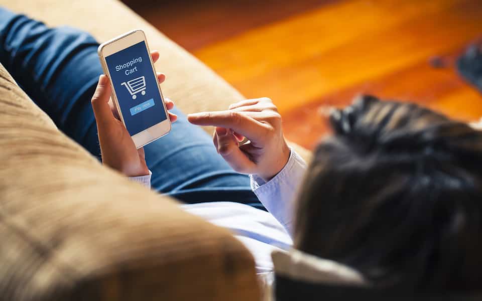 Portugueses aderem a compras online mas têm menos dinheiro para gastar