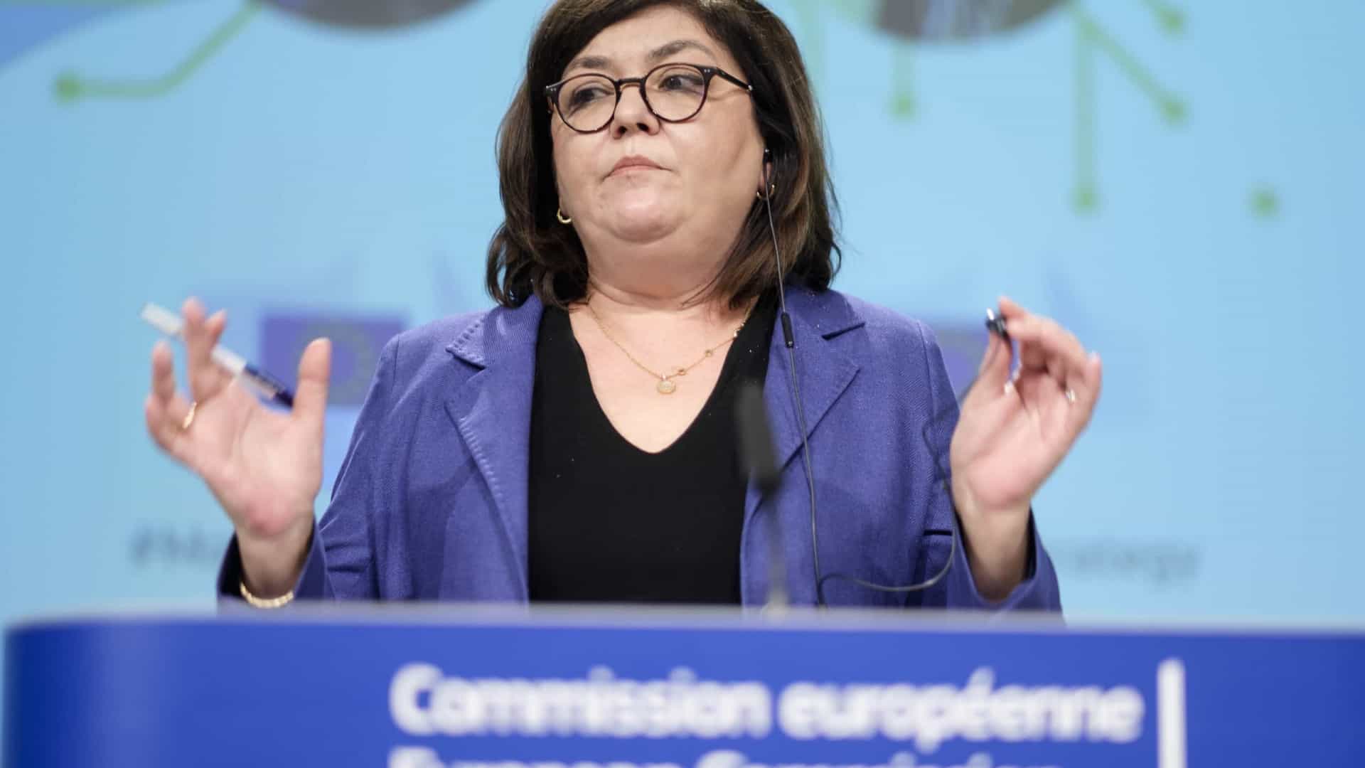 Comissária europeia critica posição de França sobre camionistas